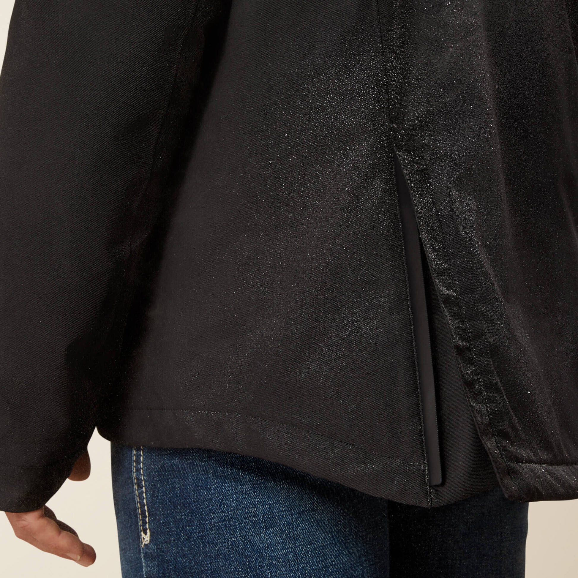 Back close-up of Ariat Mens Outer Banks H2O Waterproof Insulated Jacket in Black